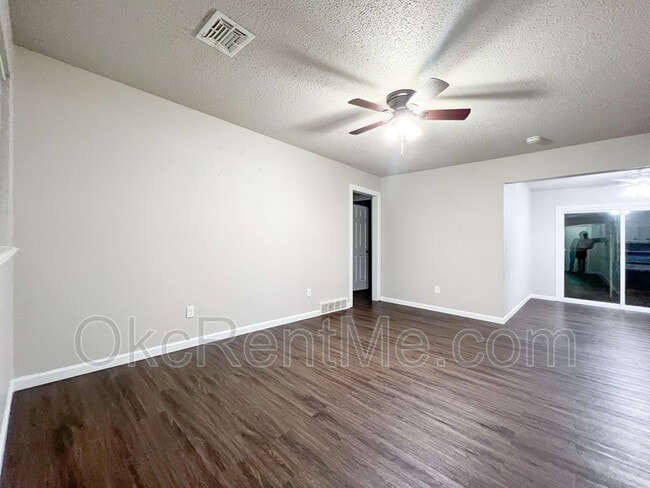 Building Photo - 106 Thompson Dr