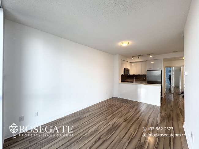 Photo du bâtiment - Modern 1 Bedroom + Den Condo with Balcony & Parking in Prime Mississauga