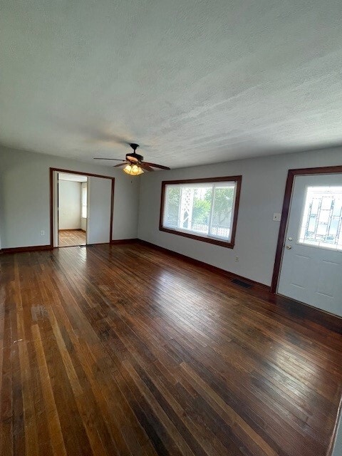 Large living room 18'10" x 11'11" - 1409 N Woodburn Ave