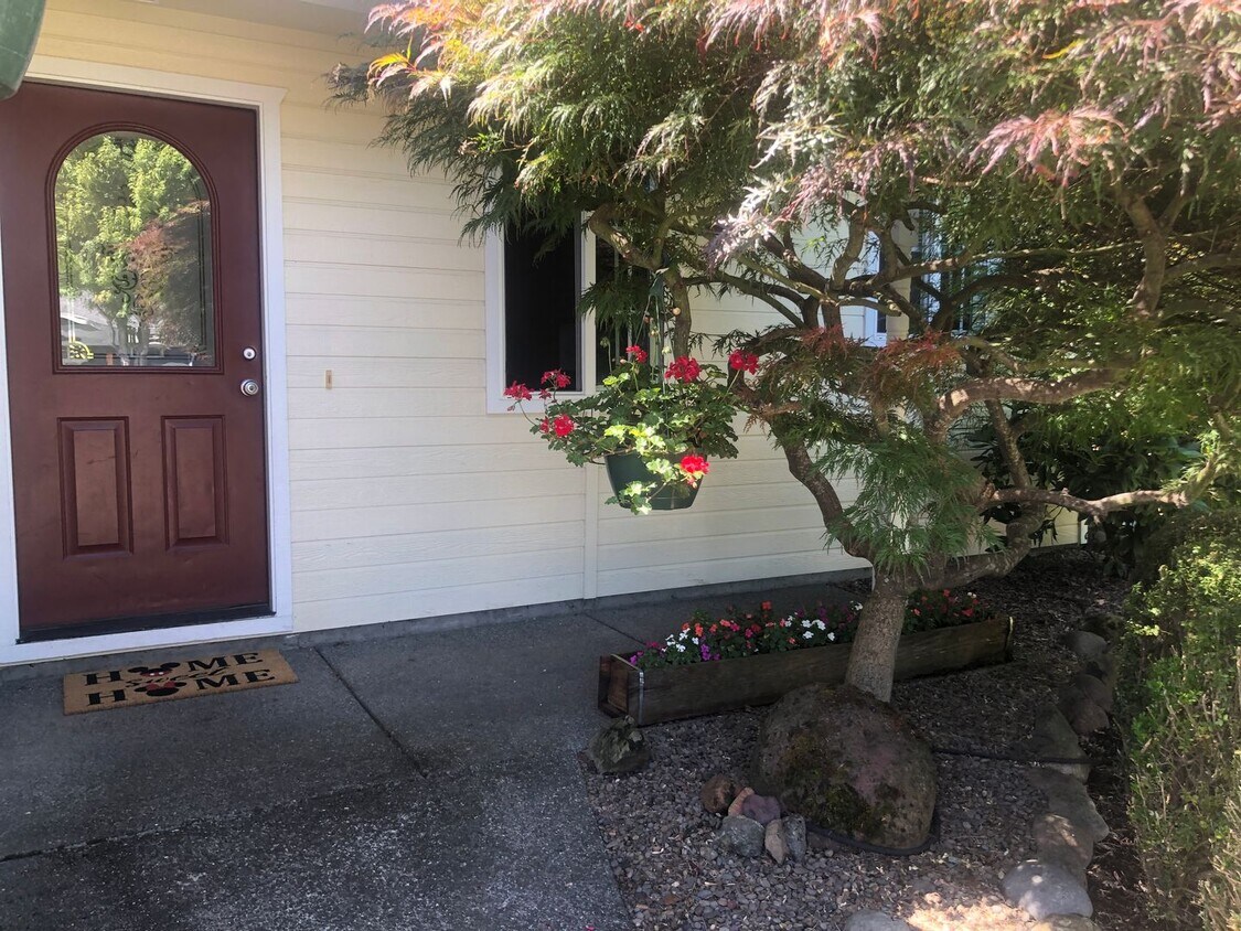 Foto principal - Well Maintained 3 bedroom, 2 bath house in...