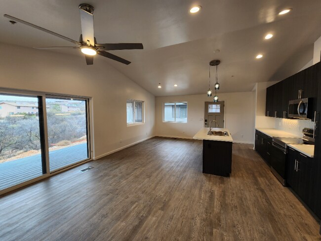 Foto del edificio - 570 Bent River Rd