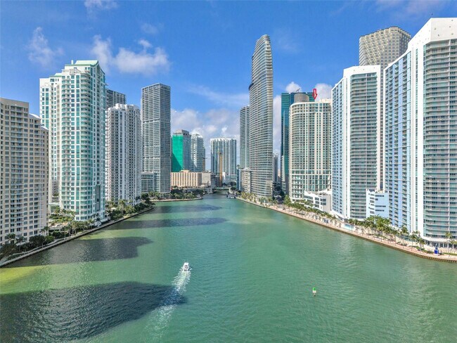 Foto del edificio - 300 S BISCAYNE Blvd