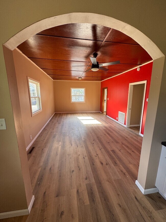 Foto del edificio - 807 N Logan St