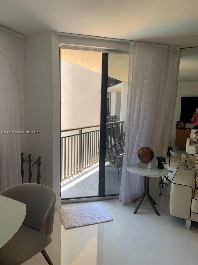 Building Photo - 540 Brickell Key Dr
