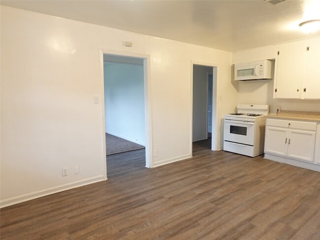Building Photo - 8022 Woodlyn Rd