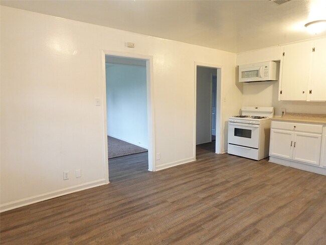 Foto del edificio - 8022 Woodlyn Rd
