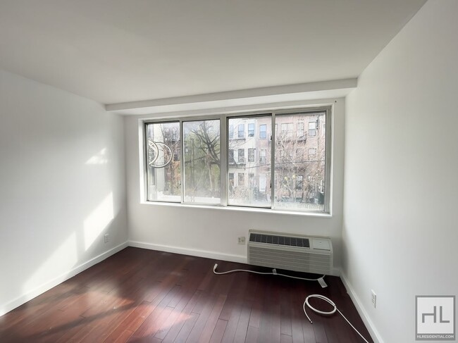 Building Photo - STANHOPE STREET / Spacious 2-Bed 1-Bath / ...