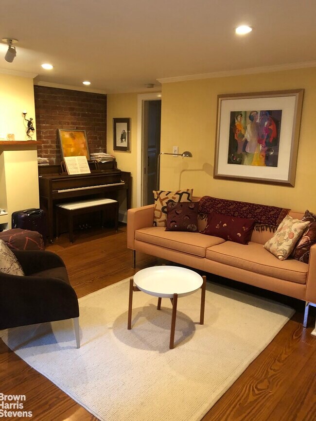 Building Photo - Cobble Hill Garden Apartment