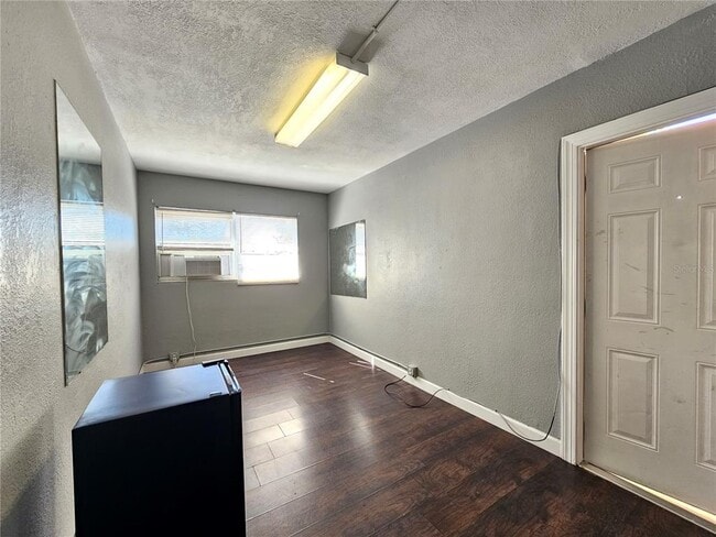 Building Photo - 1375 Drew St