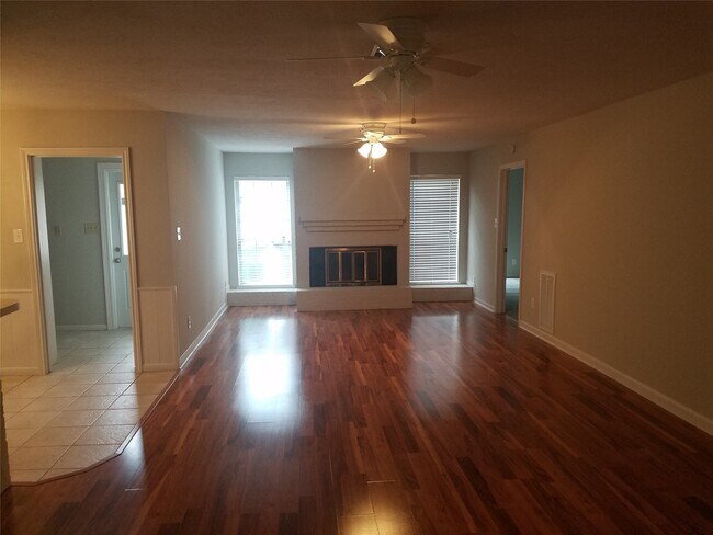 Building Photo - 5706 Saxon Dr