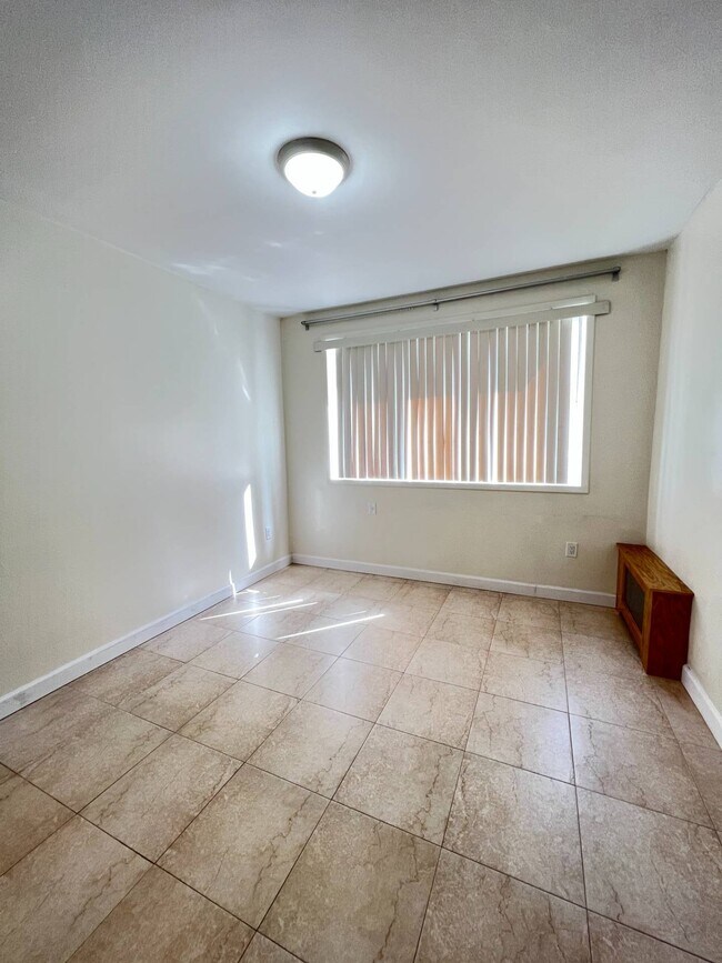 Building Photo - 1738 W 4th St