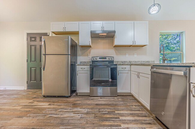 Foto del edificio - Spacious Four-Bedroom Two-Bath Home on One...