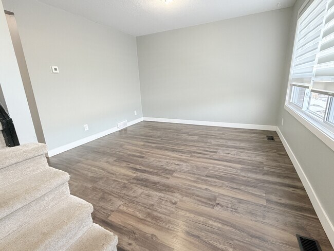 Building Photo - 225 Queen St