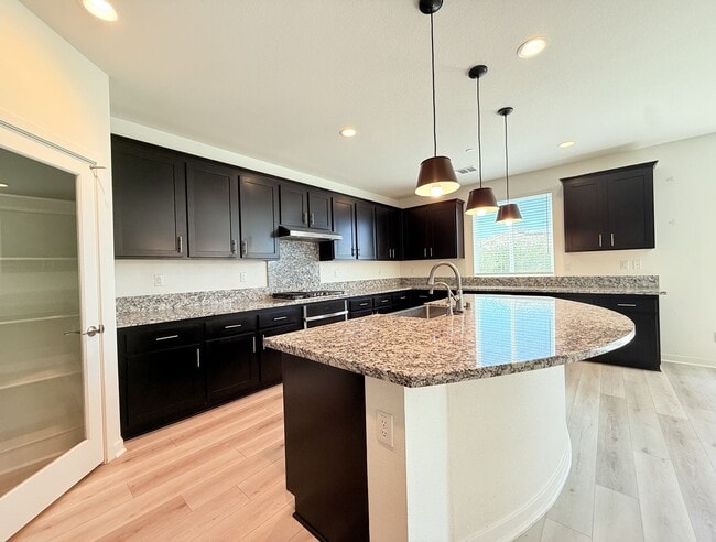 Building Photo - AVAILABLE NOW!! STUNNING 5 Bedroom 3 bathr...