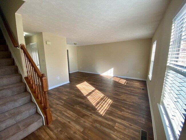 Building Photo - Gorgeous 3 Bedroom Townhome!