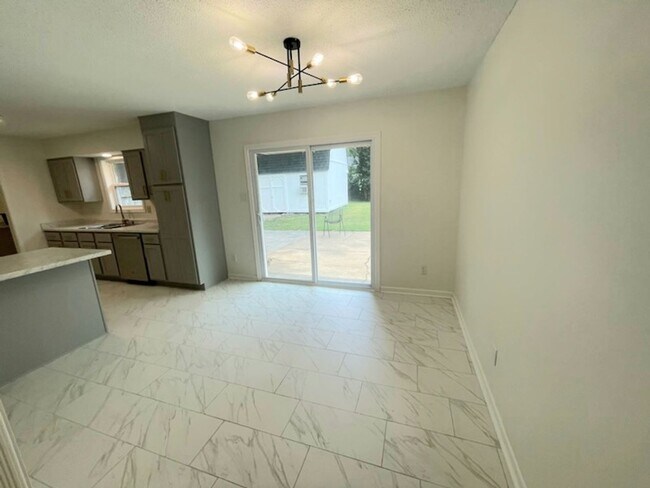 Building Photo - BEAUTIFUL!Renovated home in Colonial Hills!