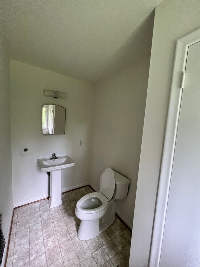 Foto del edificio - Three Bedroom Two Bathroom House For Rent