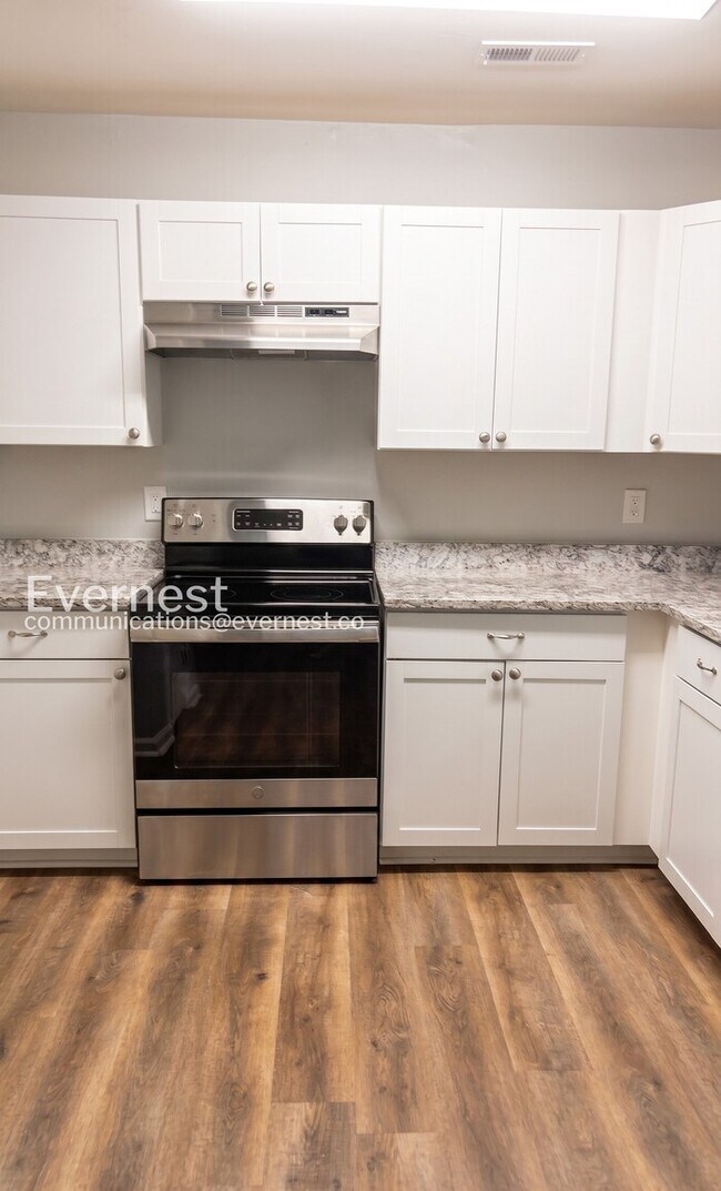 Building Photo - 3 Bed, 2 Bath Home with Fenced Backyard and Attached Garage / Available Soon!
