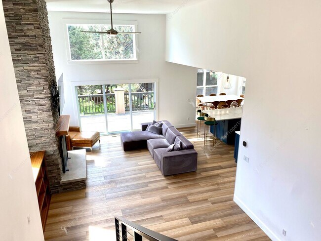 Foto del edificio - Elegant Awbrey Butte Home | Unfurnished | ...