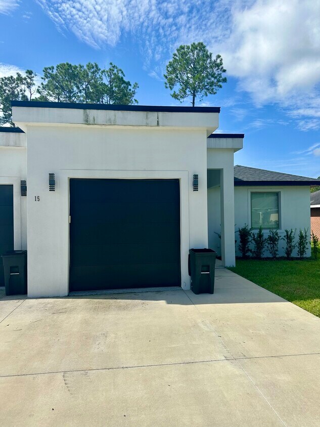 Foto principal - 15 Regent Ln