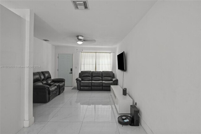 Foto del edificio - 3330 NW 175th St