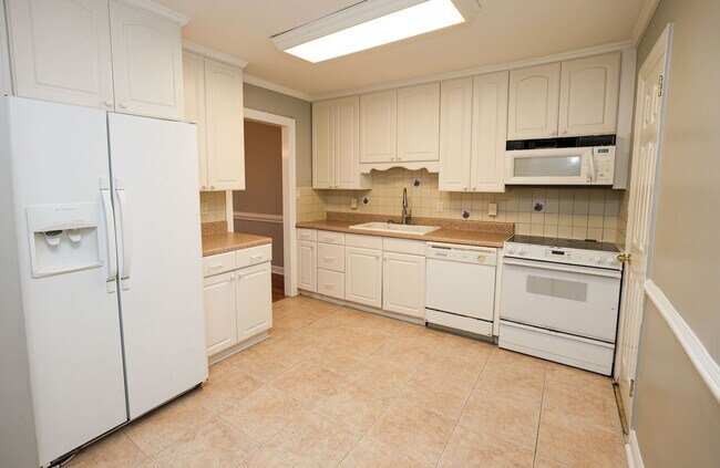 Building Photo - Updated 3BR/3BA Townhome close to Shipyard!
