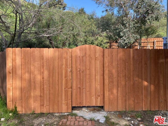 Building Photo - 2442 Old Topanga Canyon Rd