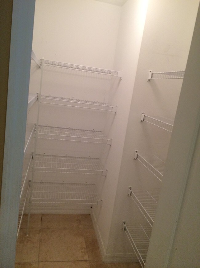 Gran despensa en la cocina; mucho espacio de almacenamiento - 3615 Soft Breeze Cir