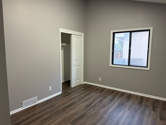 Building Photo - 6606 S 108th Terrace