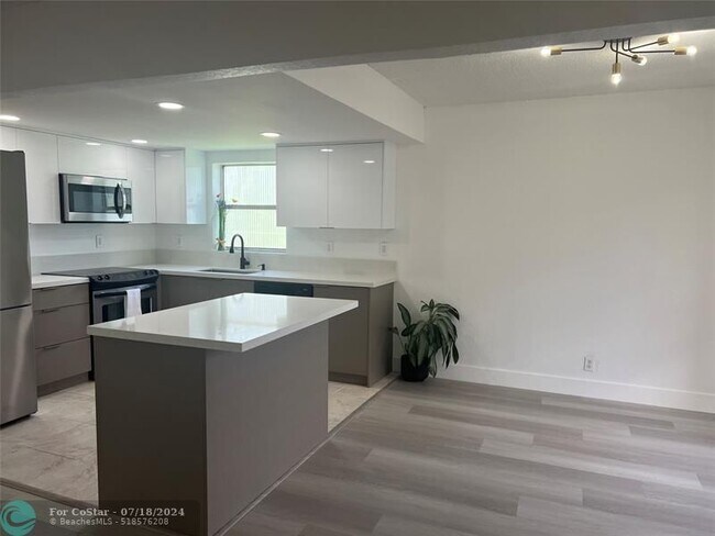 Building Photo - 3100 Coral Springs Dr