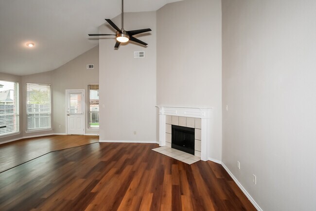 Building Photo - 10633 Fossil Hill Dr