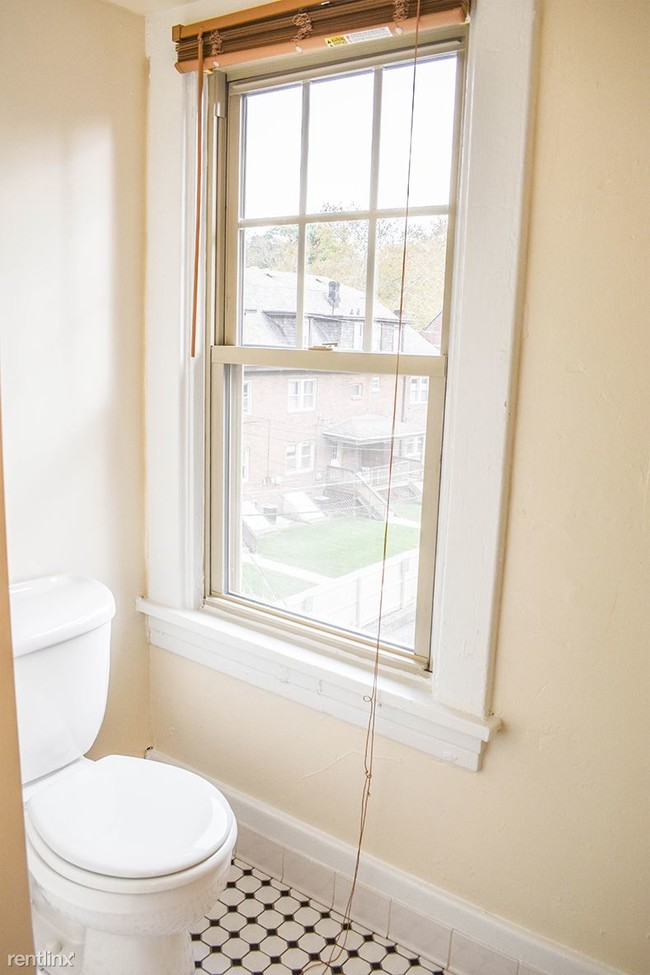 Building Photo - 3 br, 1 bath Apartment - Walnut on Wightman