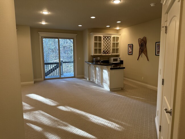 Kitchenette/ bar faces fireplace. Perfect for entertaining or movie nights - 1404 SW Dickinson Ln