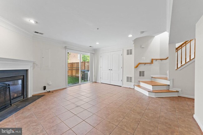 Building Photo - 702 Anoosh Ct