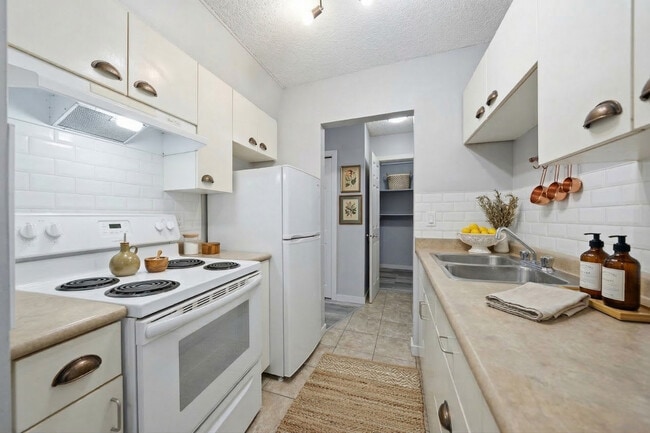 Building Photo - 205 N Av S