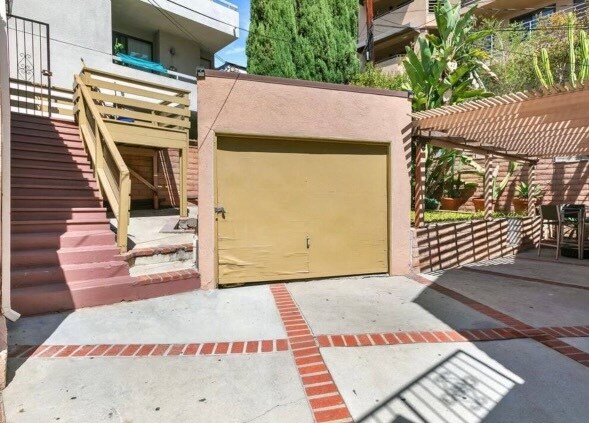 Building Photo - 6555 Franklin Ave