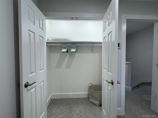 Foto del edificio - 49 Canoe Place Rd