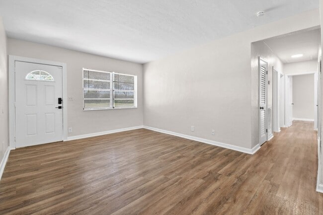 Building Photo - Stunning Renovated 3-Bedroom Home in West ...