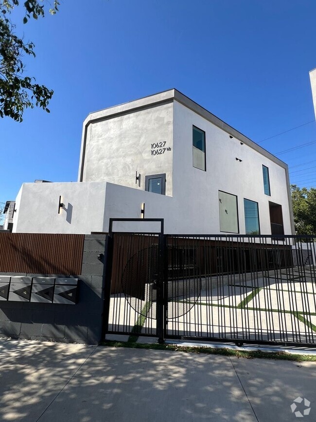 Building Photo - 10627 Hatteras St