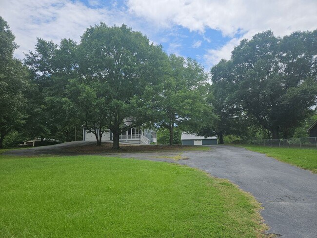 Foto del edificio - Spacious Hiram House on 1.37 Acres