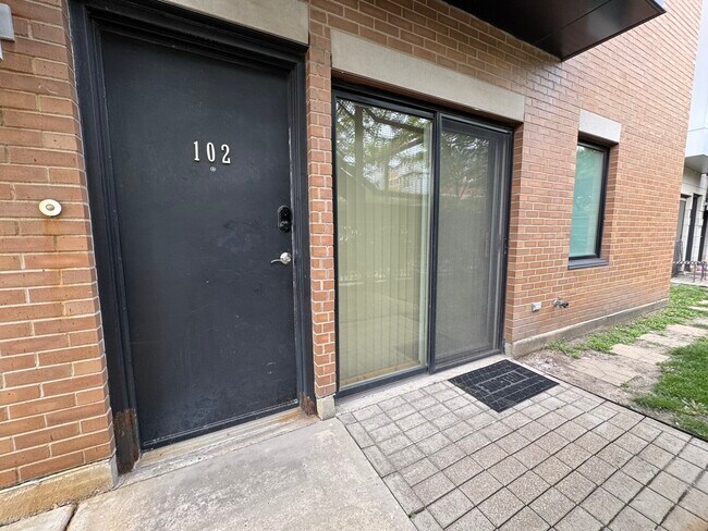 Foto del edificio - 2240 W Madison St