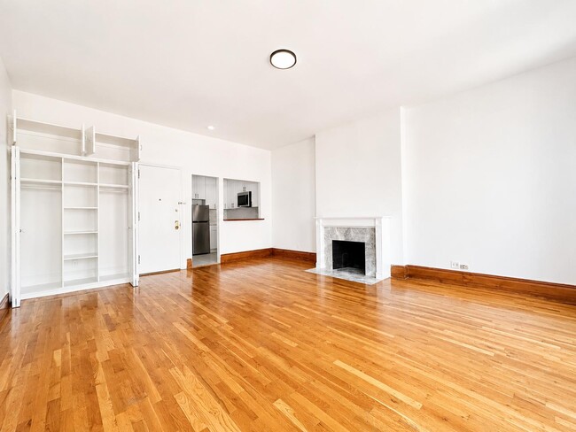 Building Photo - 302 W 107th St