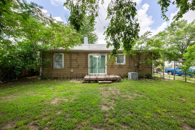 Building Photo - 1462 N Battin St