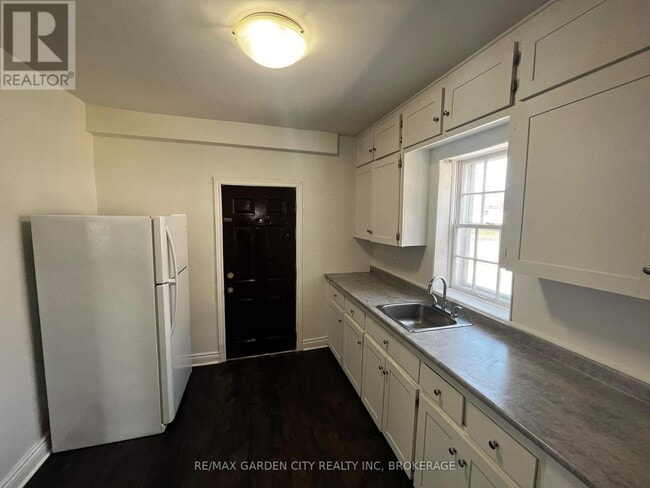 Building Photo - 29 Rykert St