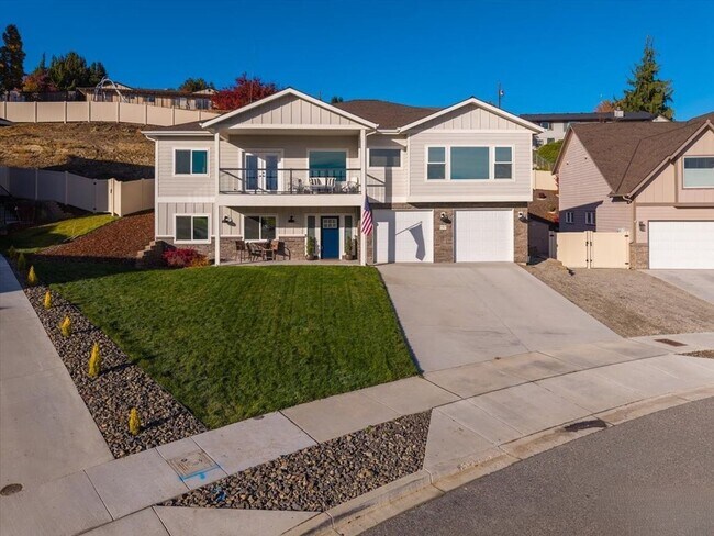 Foto del edificio - Beautiful 3+ bed, 3 bath home with 4 car garage, VIEWS, chef's kitchen and much more!