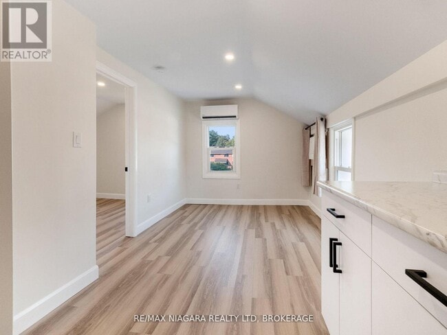 Building Photo - 132 Waterloo St