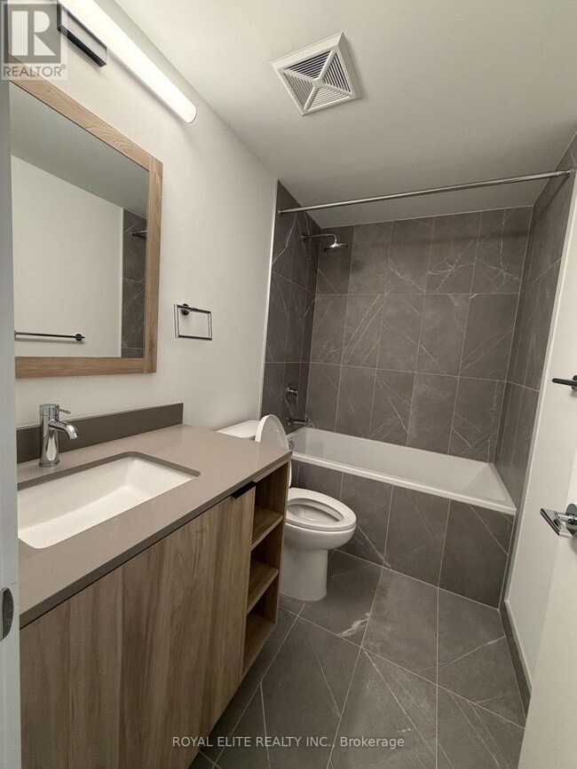 Photo du bâtiment - 1037 The Queensway