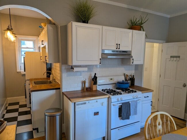 Building Photo - 82 Gladstone St