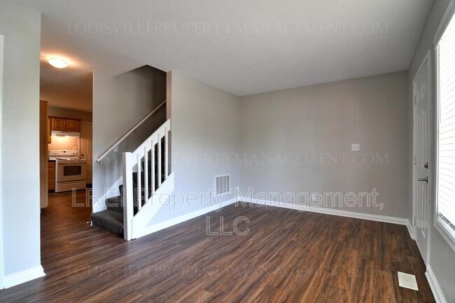 Building Photo - 750 Marian Village Dr