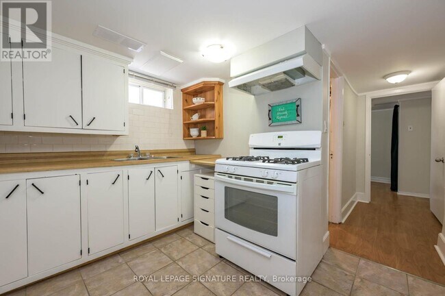 Photo du bâtiment - 696 Queens Ave